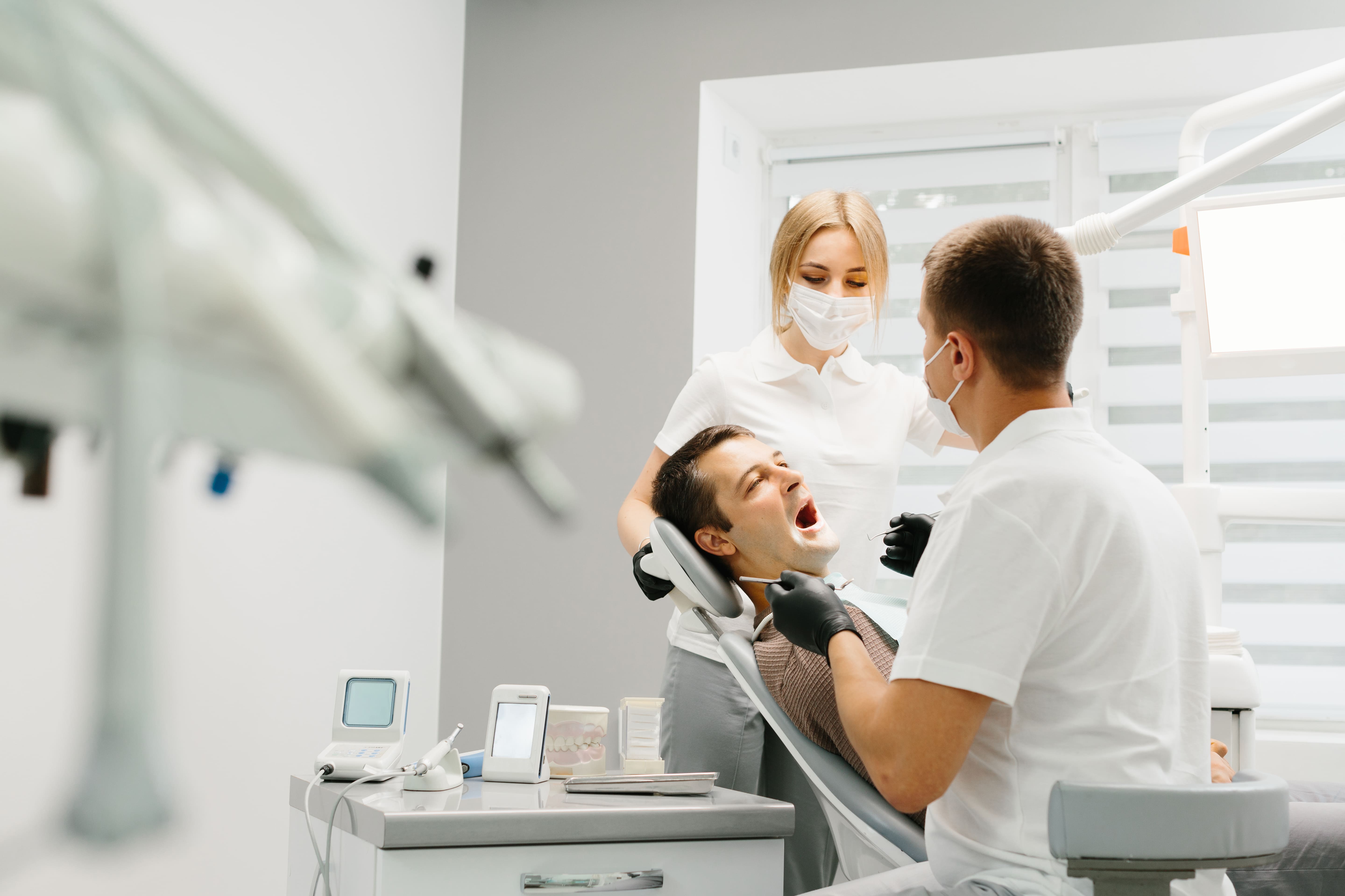 Имплантация зубов без разреза десны (без операции)