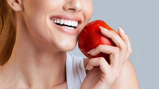 Что нужно знать об аппаратной чистке и отбеливании зубов?